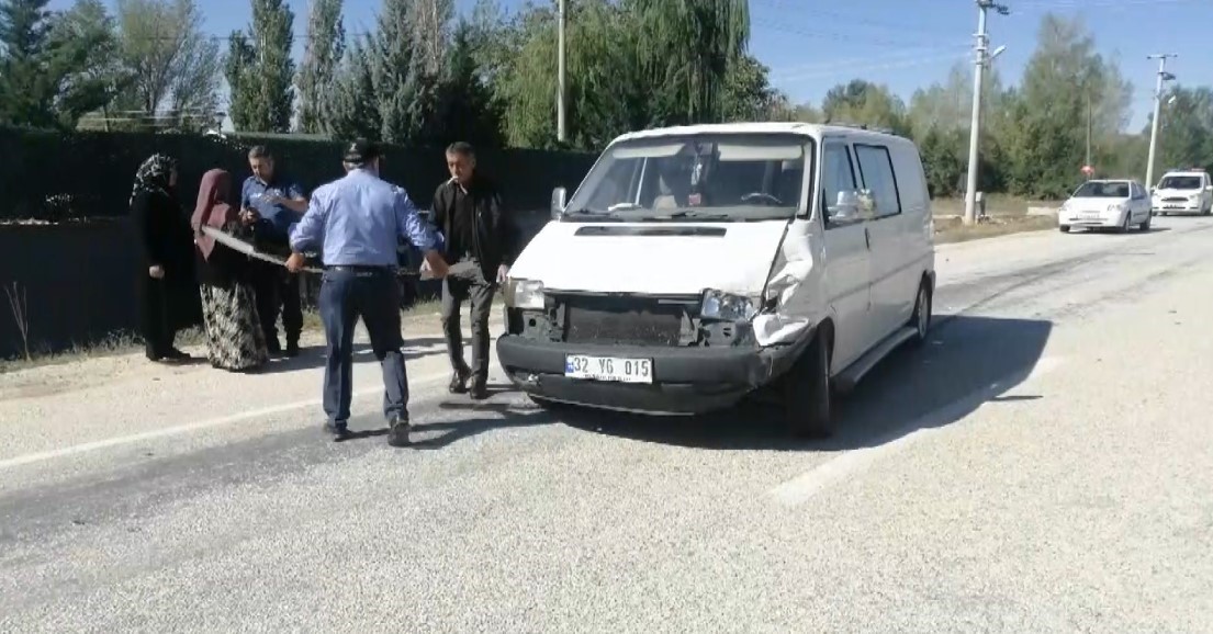 Minibüs ile hafif ticari araç çarpıştı: 1 yaralı
