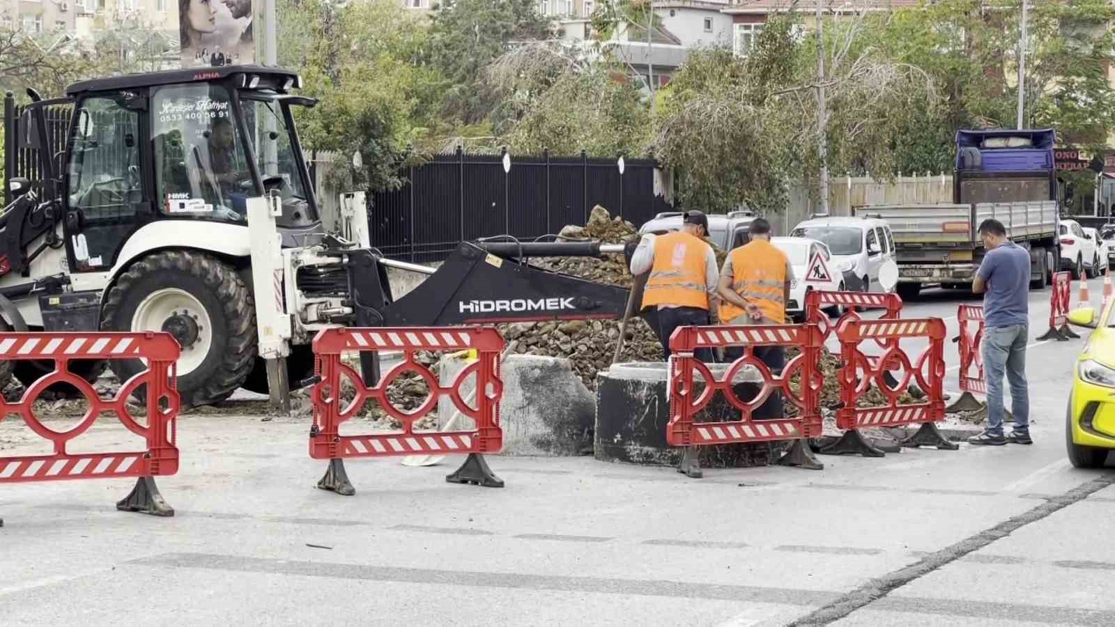 Ataşehir’de devrilen kamyon 3 araca zarar verdi
