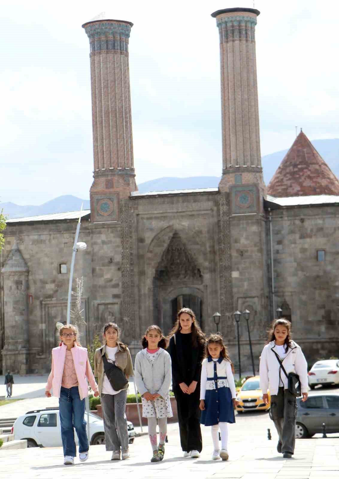 Karayazı’nın ’Narin’leri Erzurum’da
