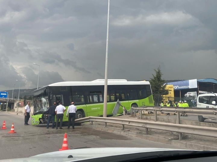 Belediye otobüsü bariyerlere çarptı, araçta yolcu olmaması faciayı önledi
