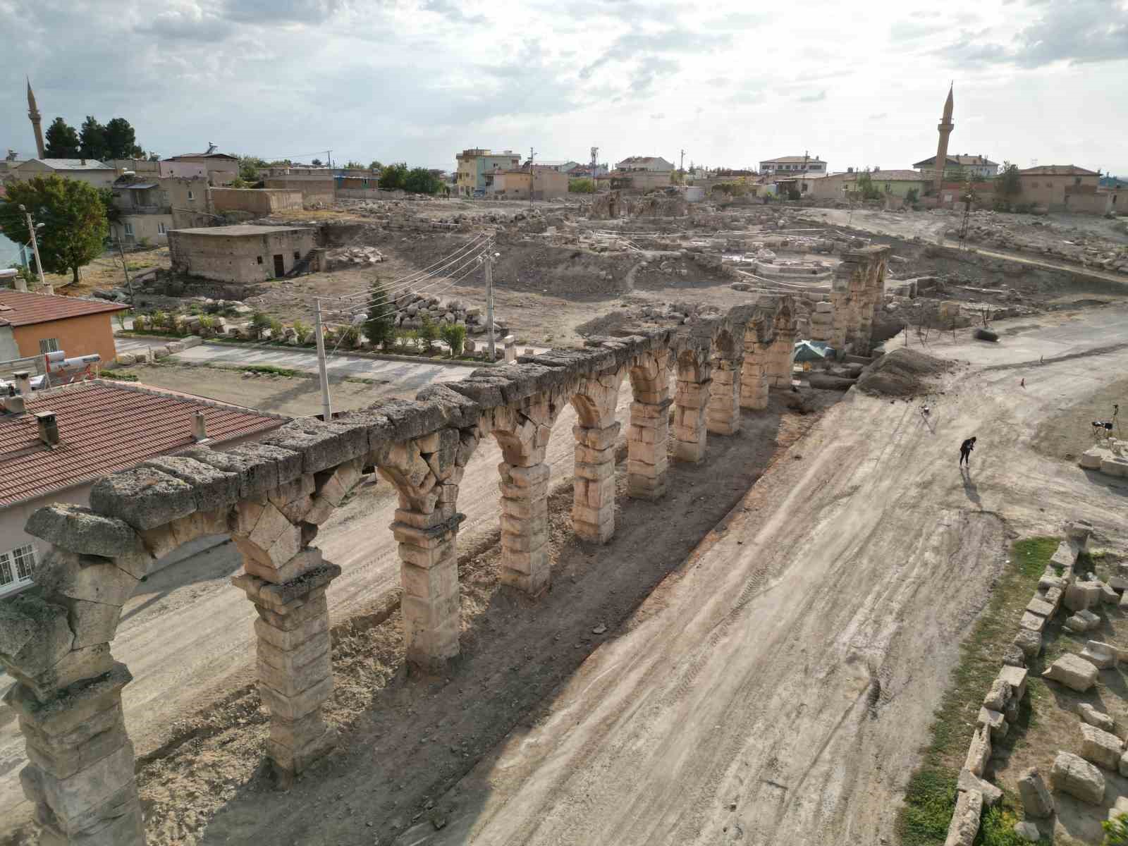 Toprak altında kalan 2 bin yıllık su kemerleri gün yüzüne çıkartılıyor
