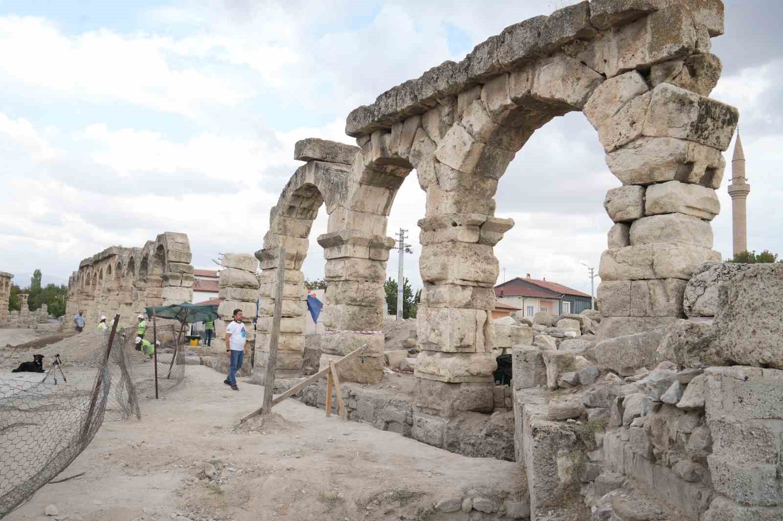 Toprak altında kalan 2 bin yıllık su kemerleri gün yüzüne çıkartılıyor
