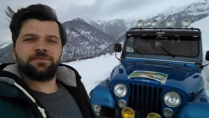 Artvin’de iş makinesi yüklü kamyon uçuruma yuvarlandı: 2 ölü
