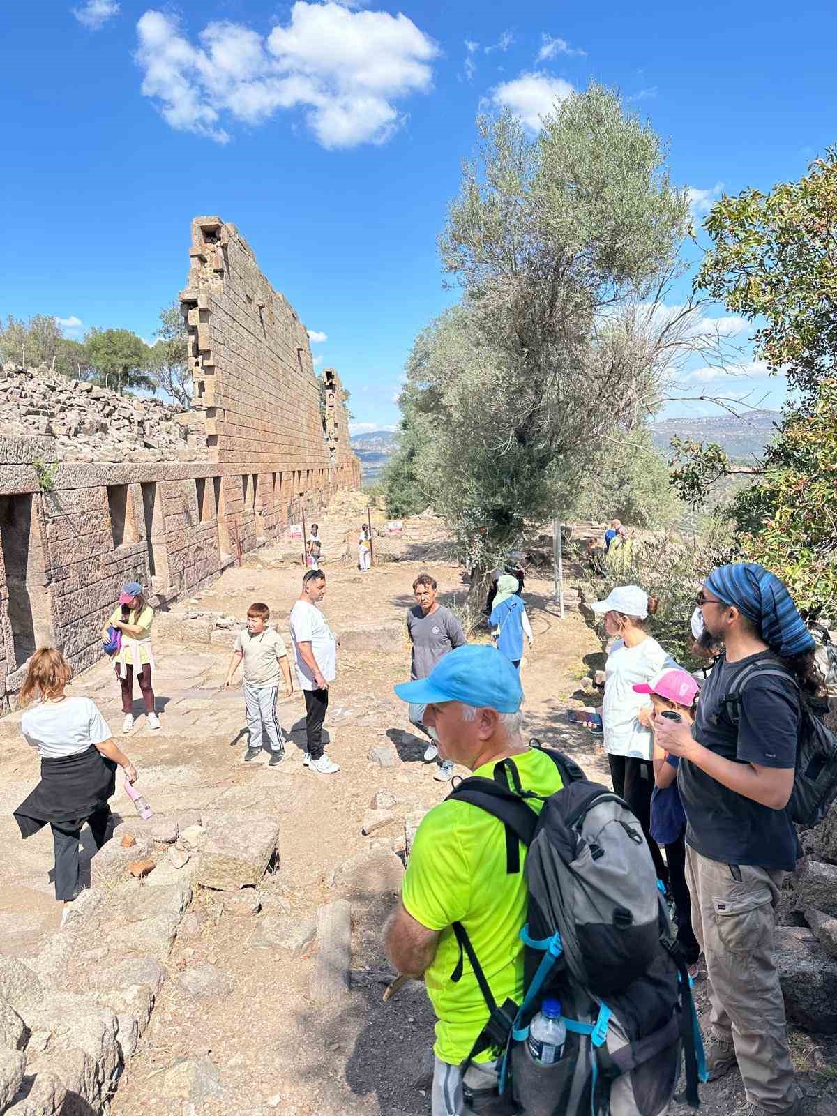 Yunusemreli doğaseverler Aigai’yi gezdi
