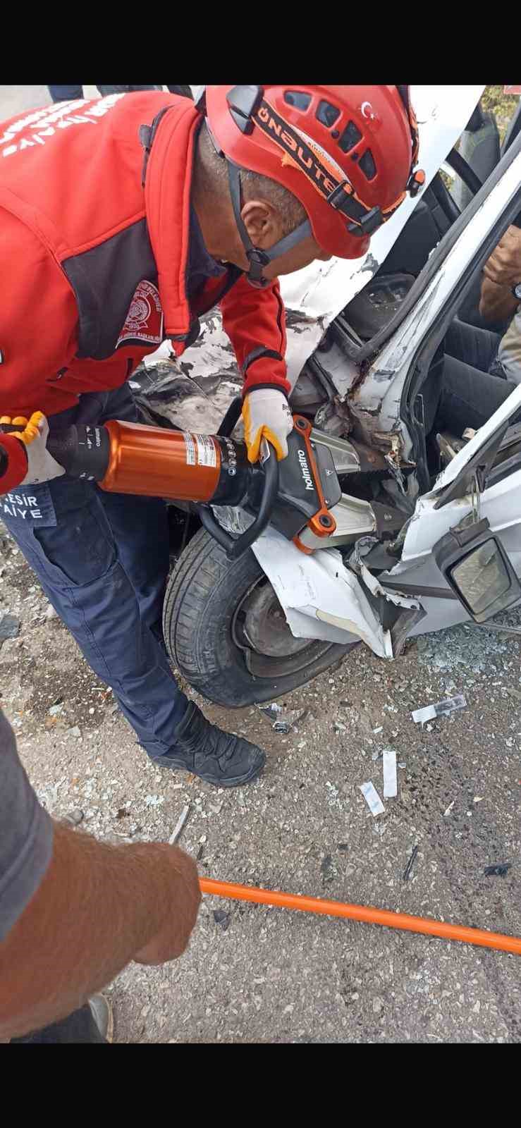 Savaştepe’de zincirleme trafik kazası; 3 yaralı
