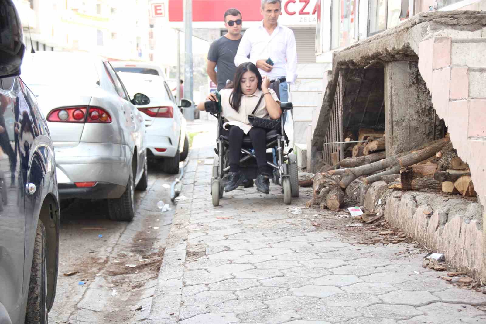 Engellilerin yaşamı kaldırımlara takılıyor
