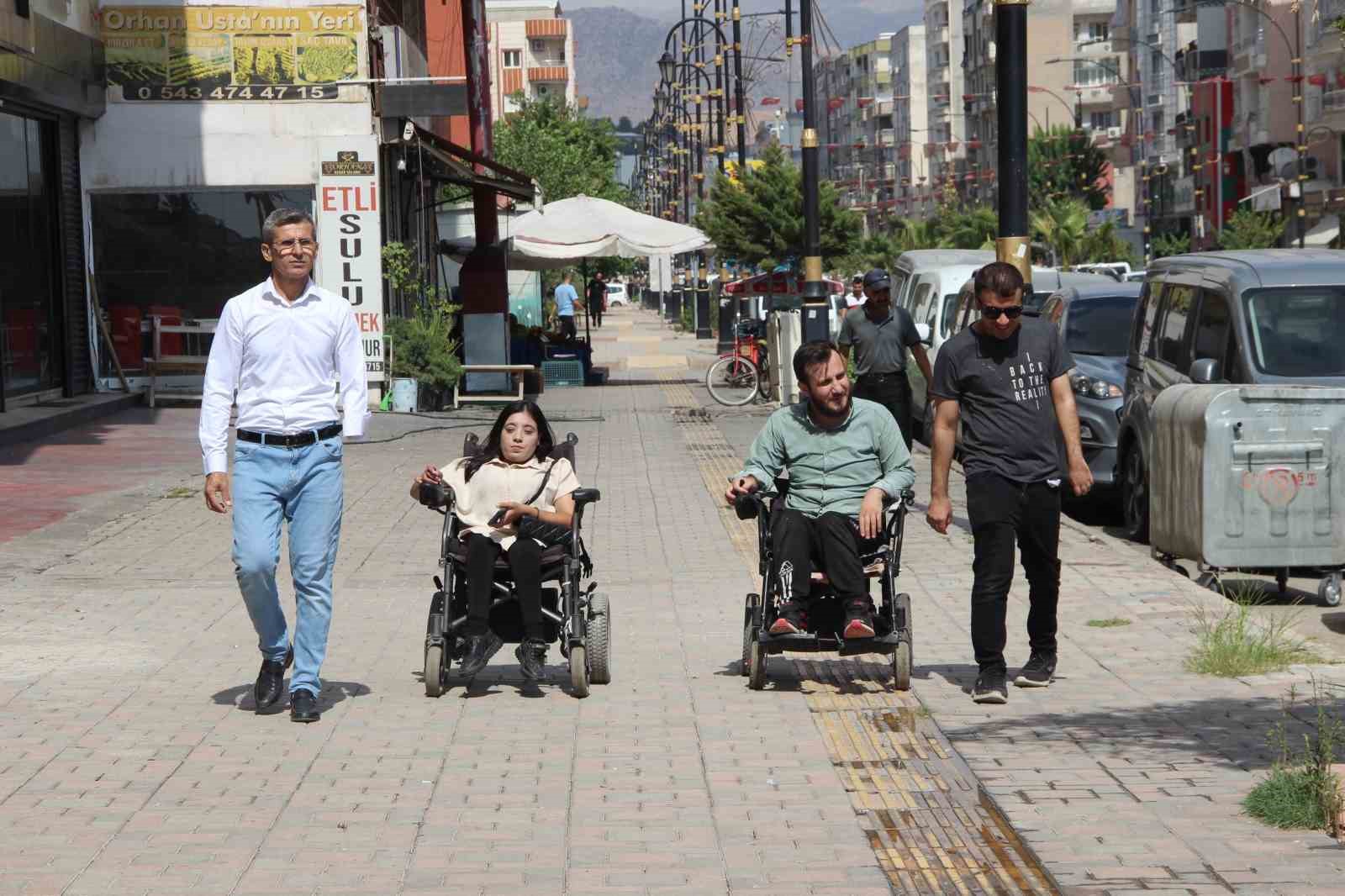 Engellilerin yaşamı kaldırımlara takılıyor
