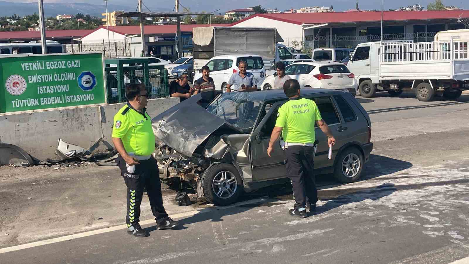 Otomobil, muayene sırasındaki 3 araca çarptı: 2 yaralı
