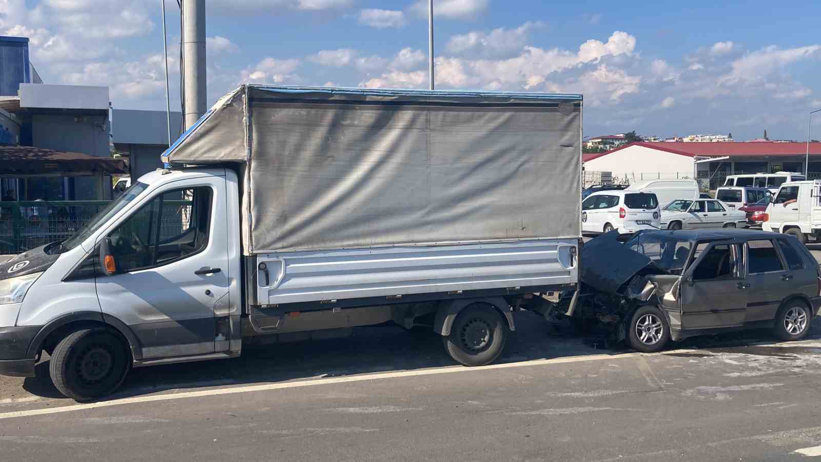 Otomobil, muayene sırasındaki 3 araca çarptı: 2 yaralı
