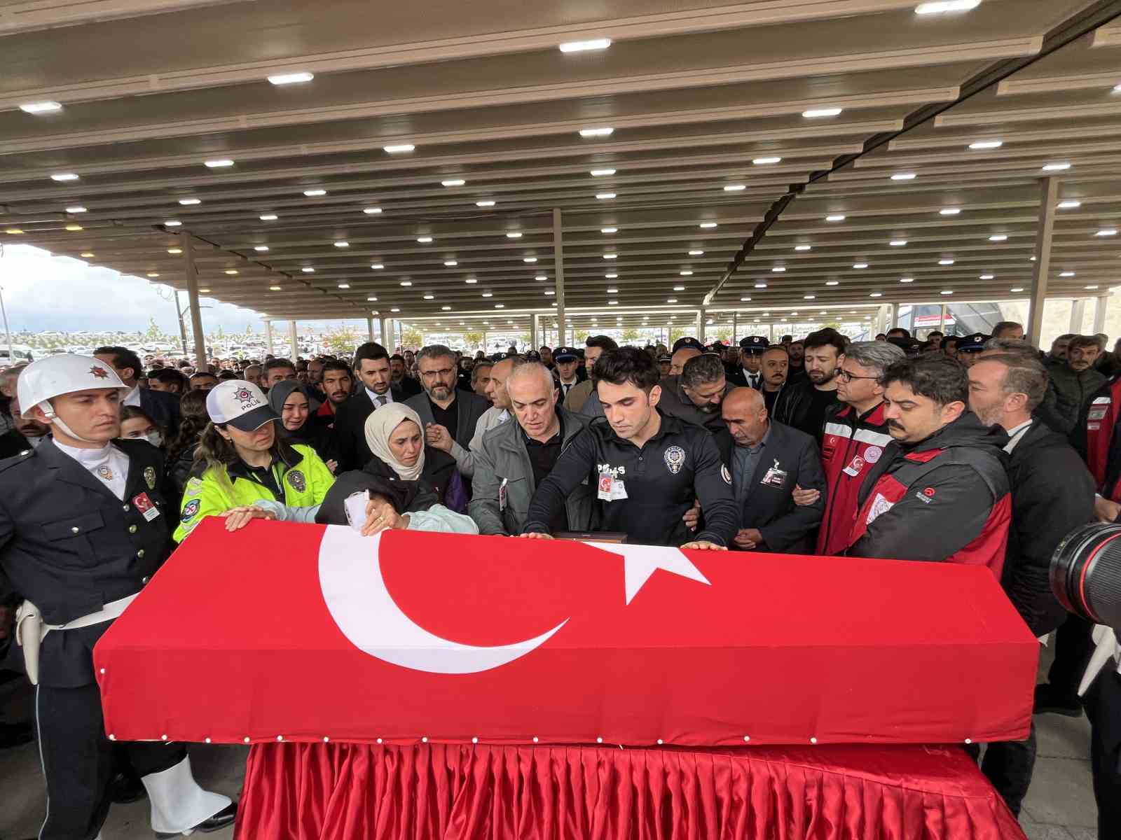 Şehit Polis Şeyda Yılmaz son yolculuğuna uğurlandı
