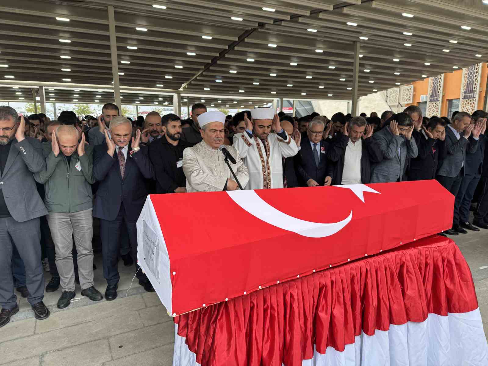 Şehit Polis Şeyda Yılmaz son yolculuğuna uğurlandı
