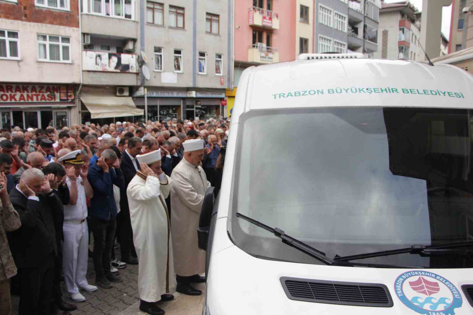 Trabzon’daki selde hayatını kaybeden Ali Kemal Demir son yolculuğuna uğurlandı
