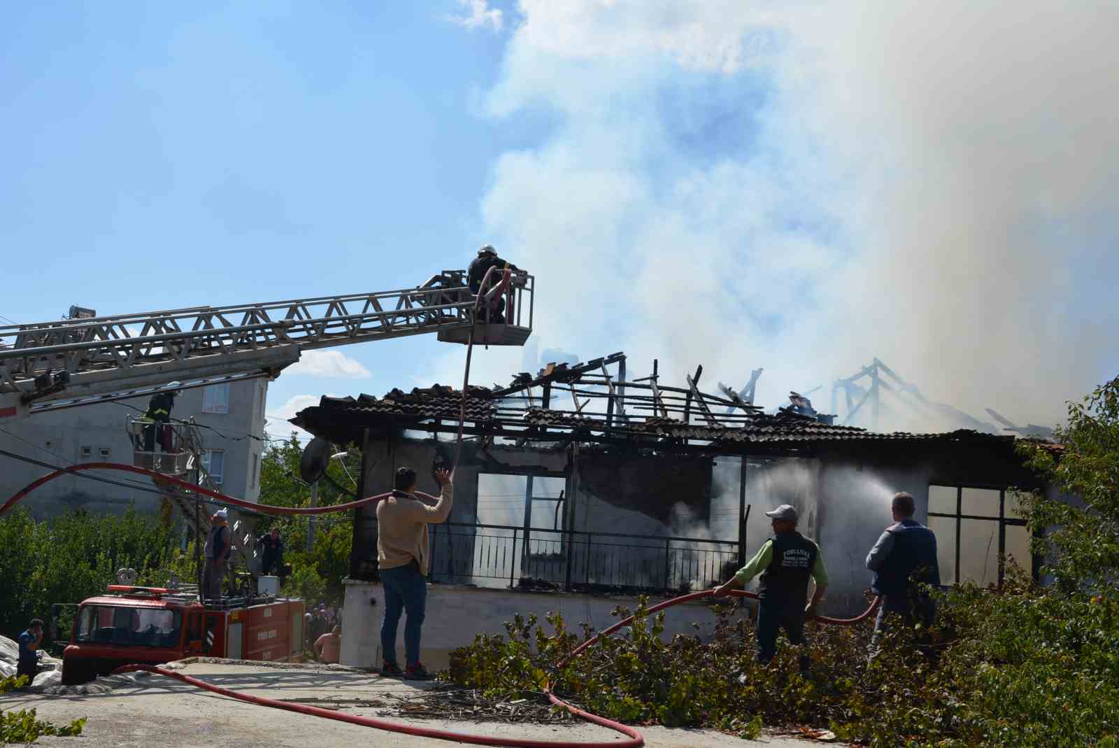 Antalya’da çıkan yangında ev küle döndü
