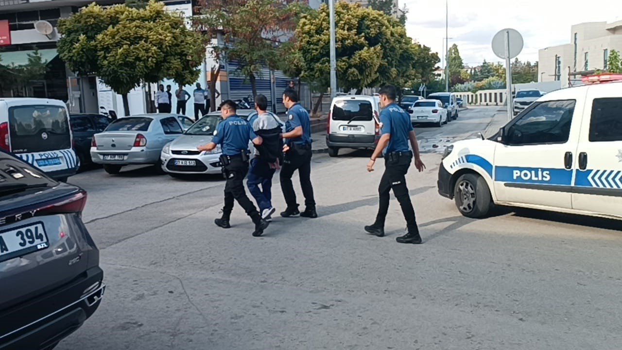 Polis derneğindeki silahlı saldırıyı emekli polis önledi
