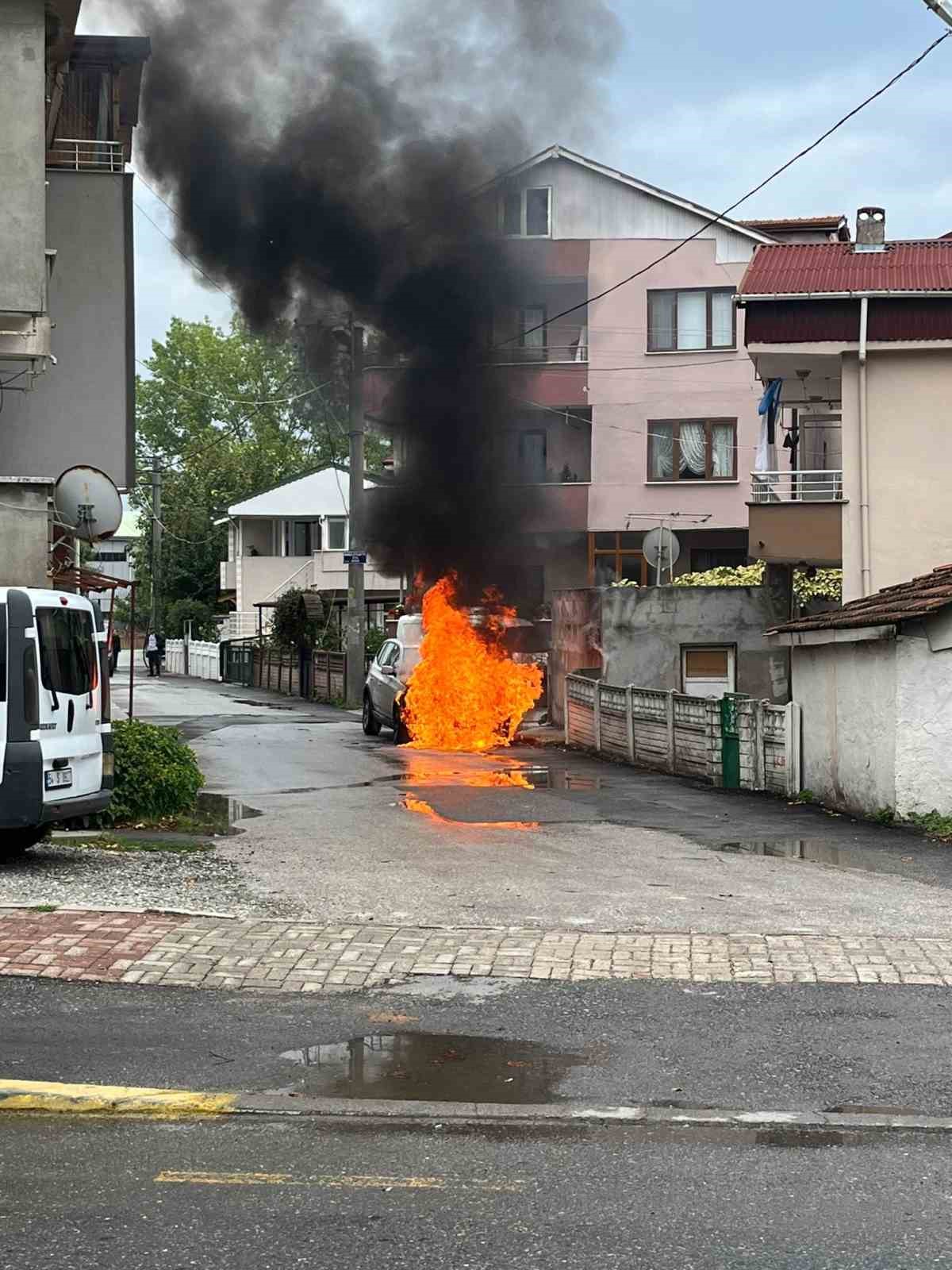 Park halindeki otomobil alev topuna döndü: O anlar kamerada
