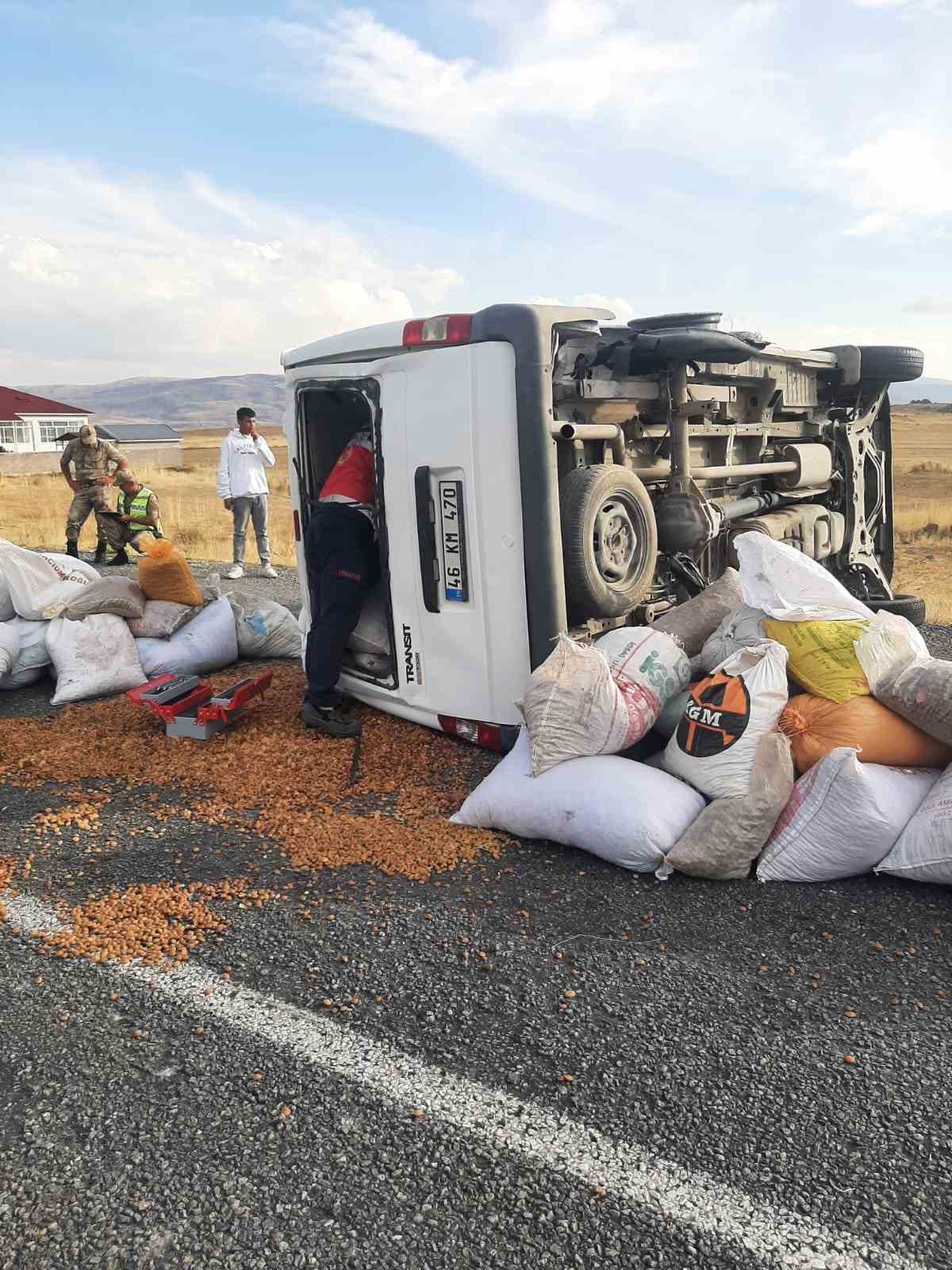 Van’da minibüs takla attı: 2 yaralı
