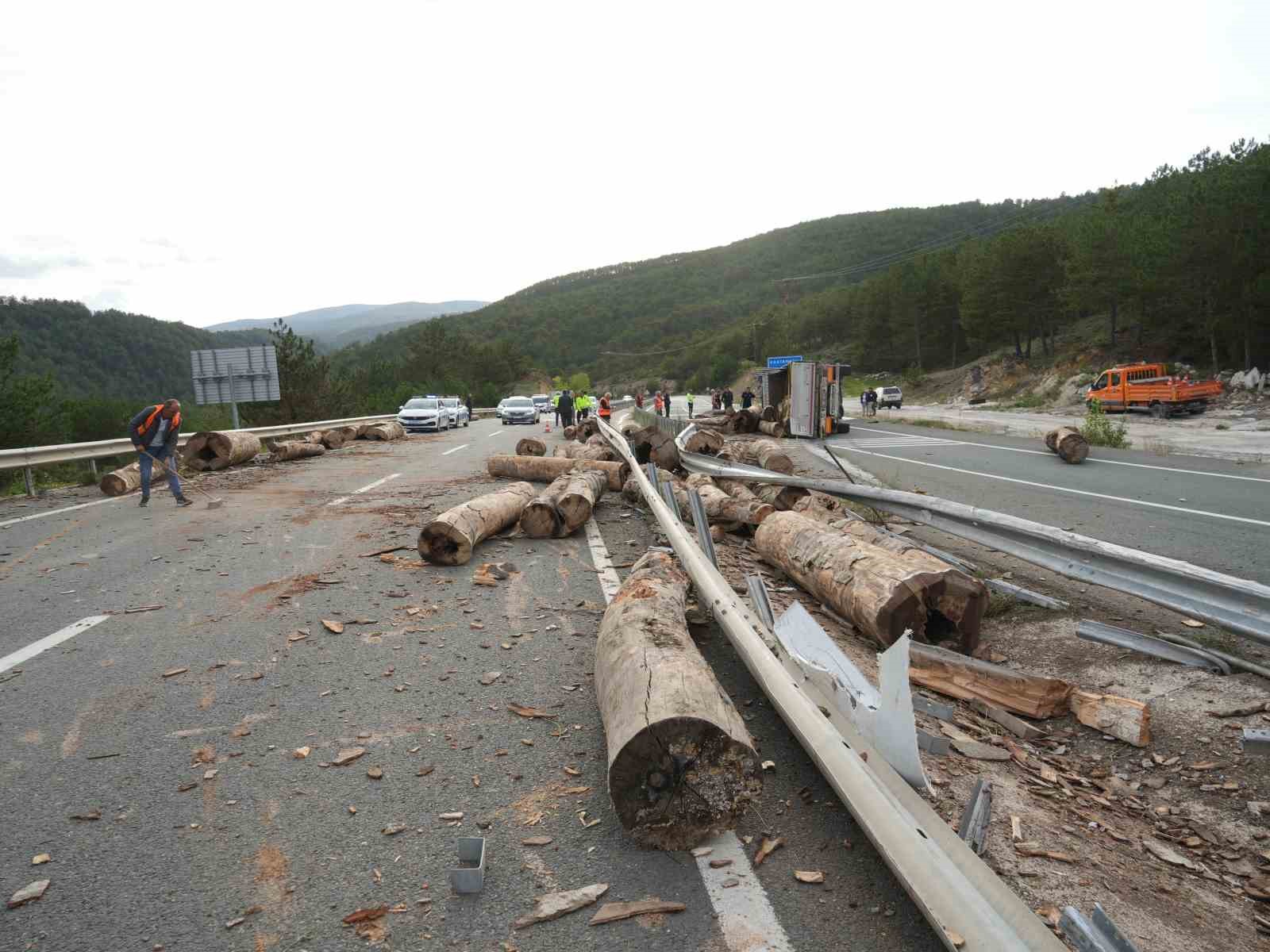 Kastamonu’da tomruk yüklü tır virajı alamayarak devrildi: 1 yaralı
