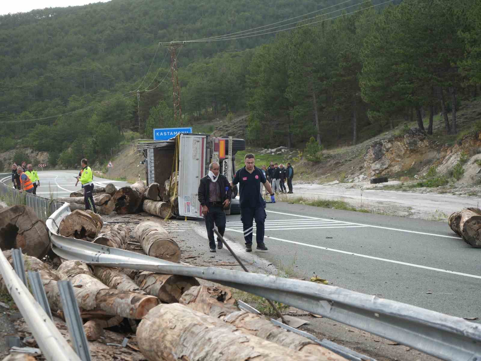 Kastamonu’da tomruk yüklü tır virajı alamayarak devrildi: 1 yaralı
