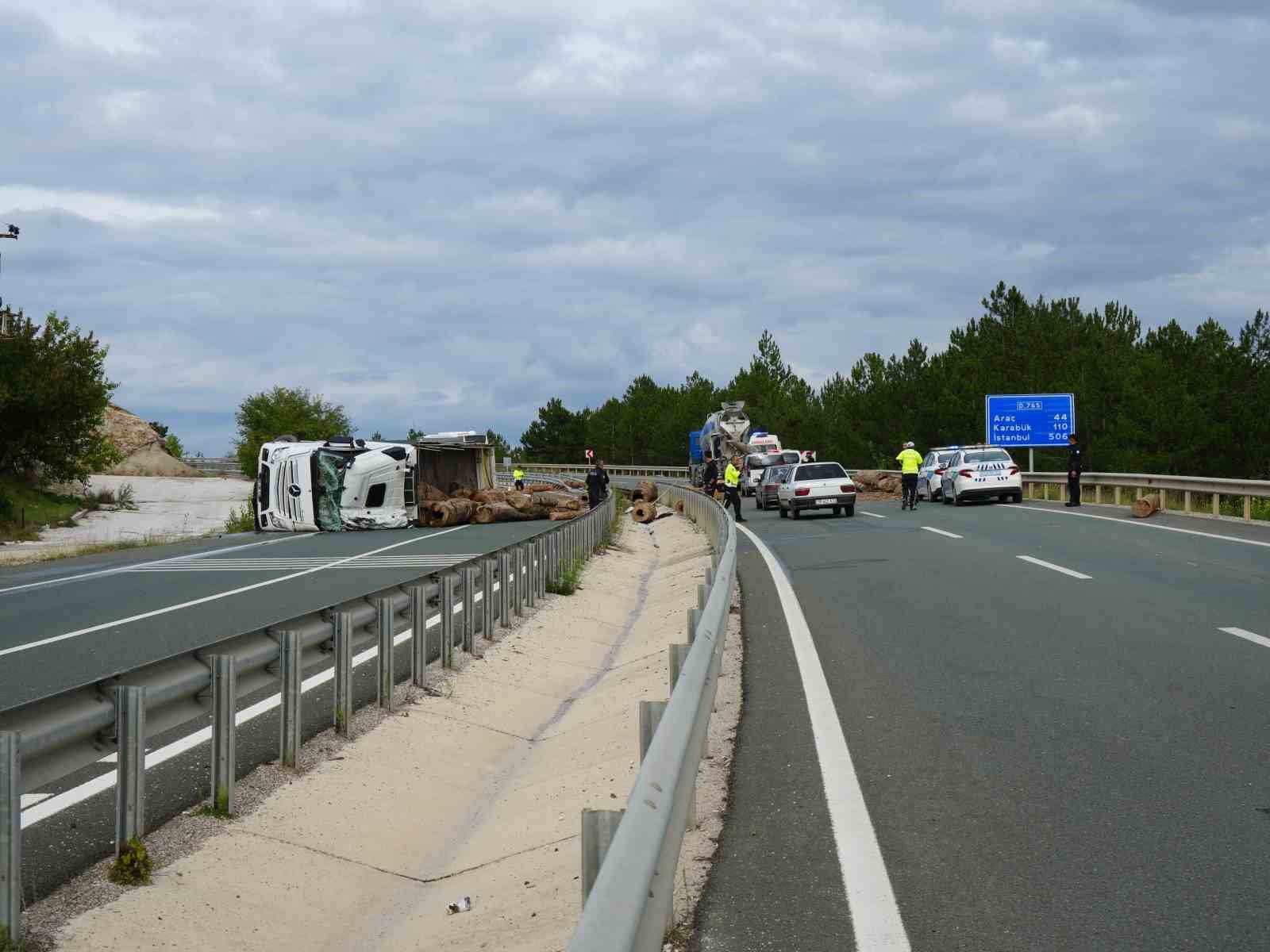 Kastamonu’da tomruk yüklü tır virajı alamayarak devrildi: 1 yaralı
