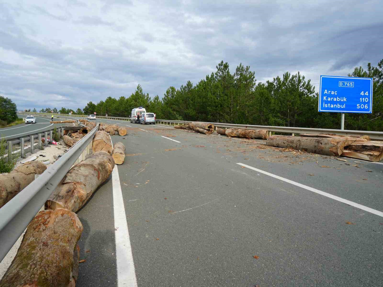 Kastamonu’da tomruk yüklü tır virajı alamayarak devrildi: 1 yaralı
