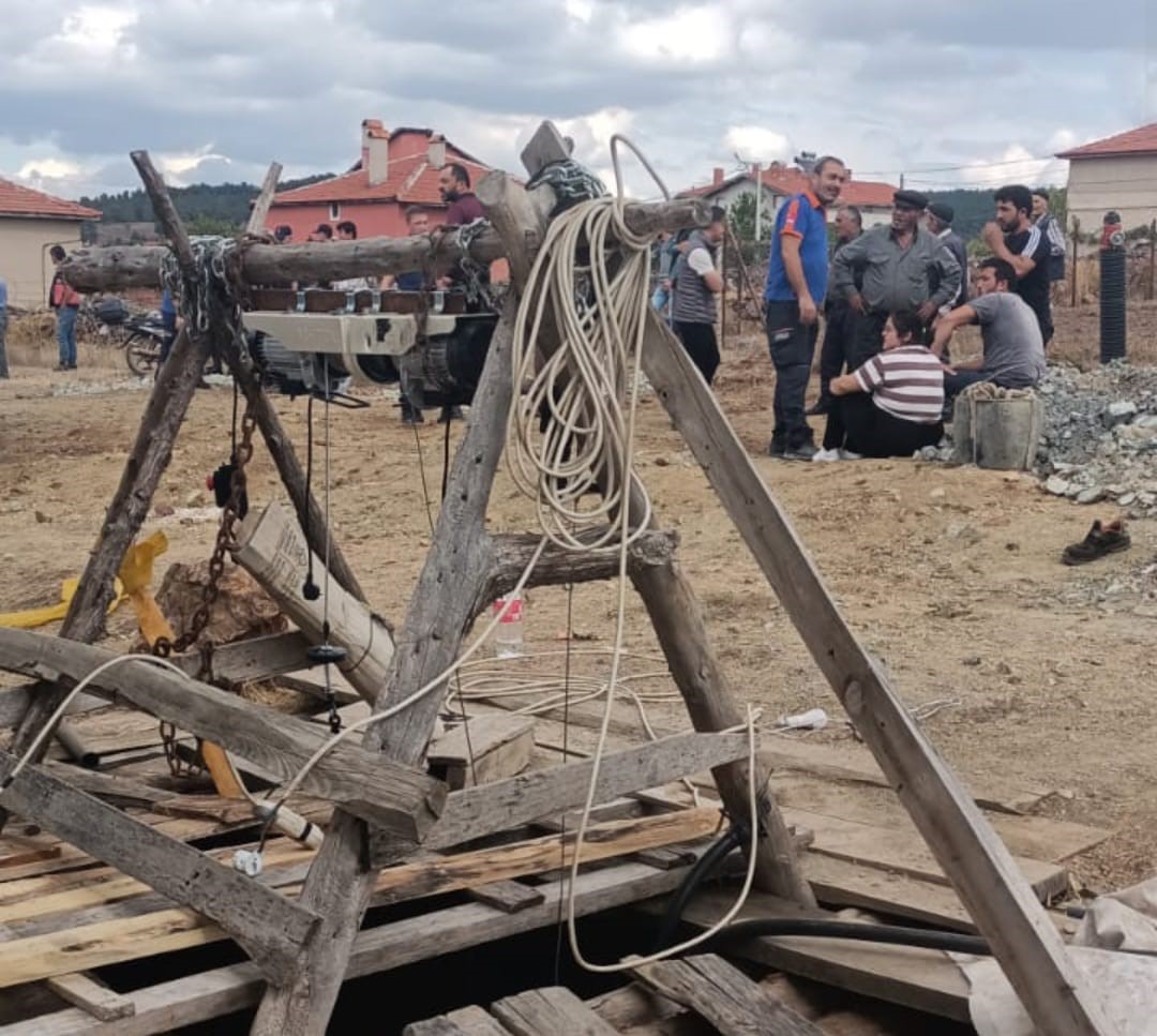 Baba ve oğulları girdikleri kuyuda zehirlendi
