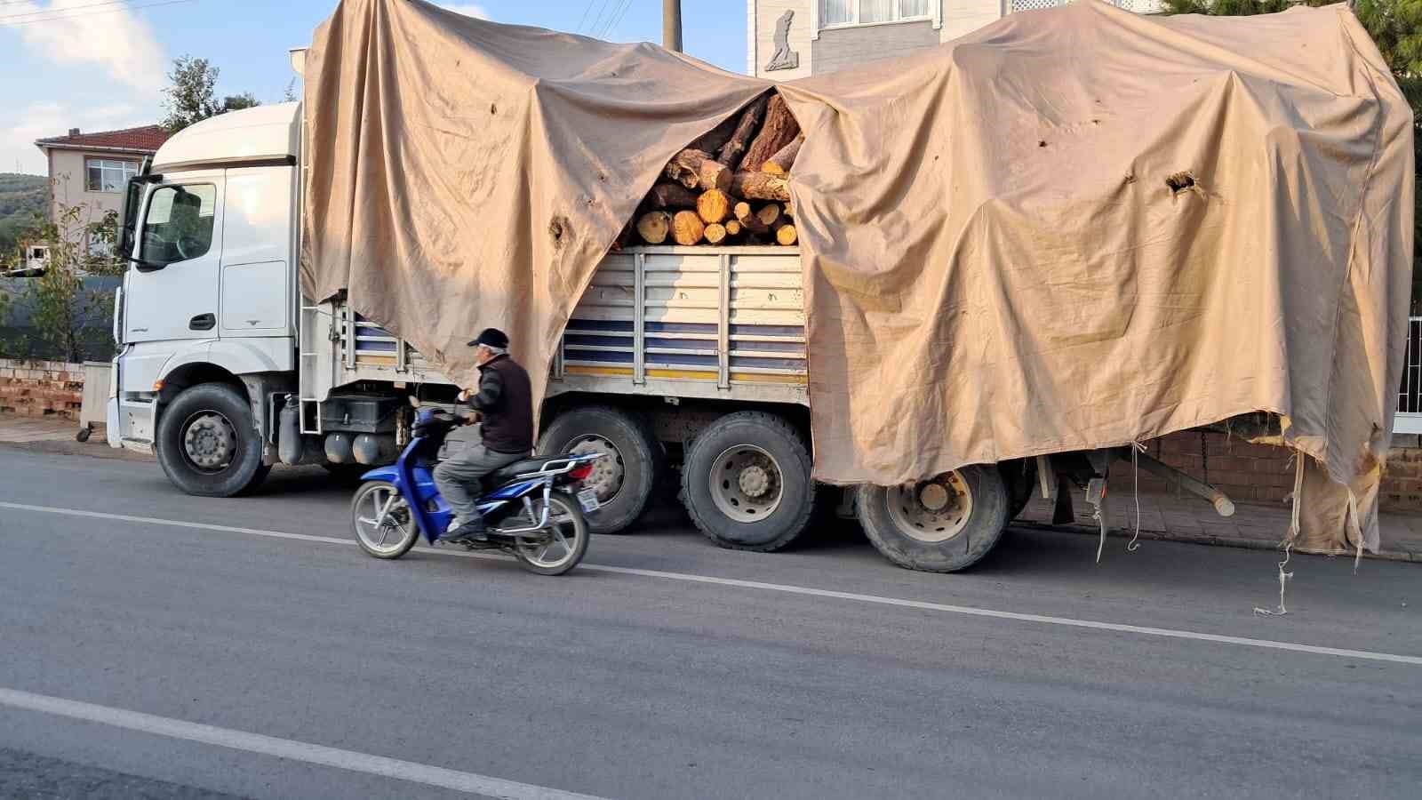 Kamyon virajı alamadı, tomruklar yola saçıldı
