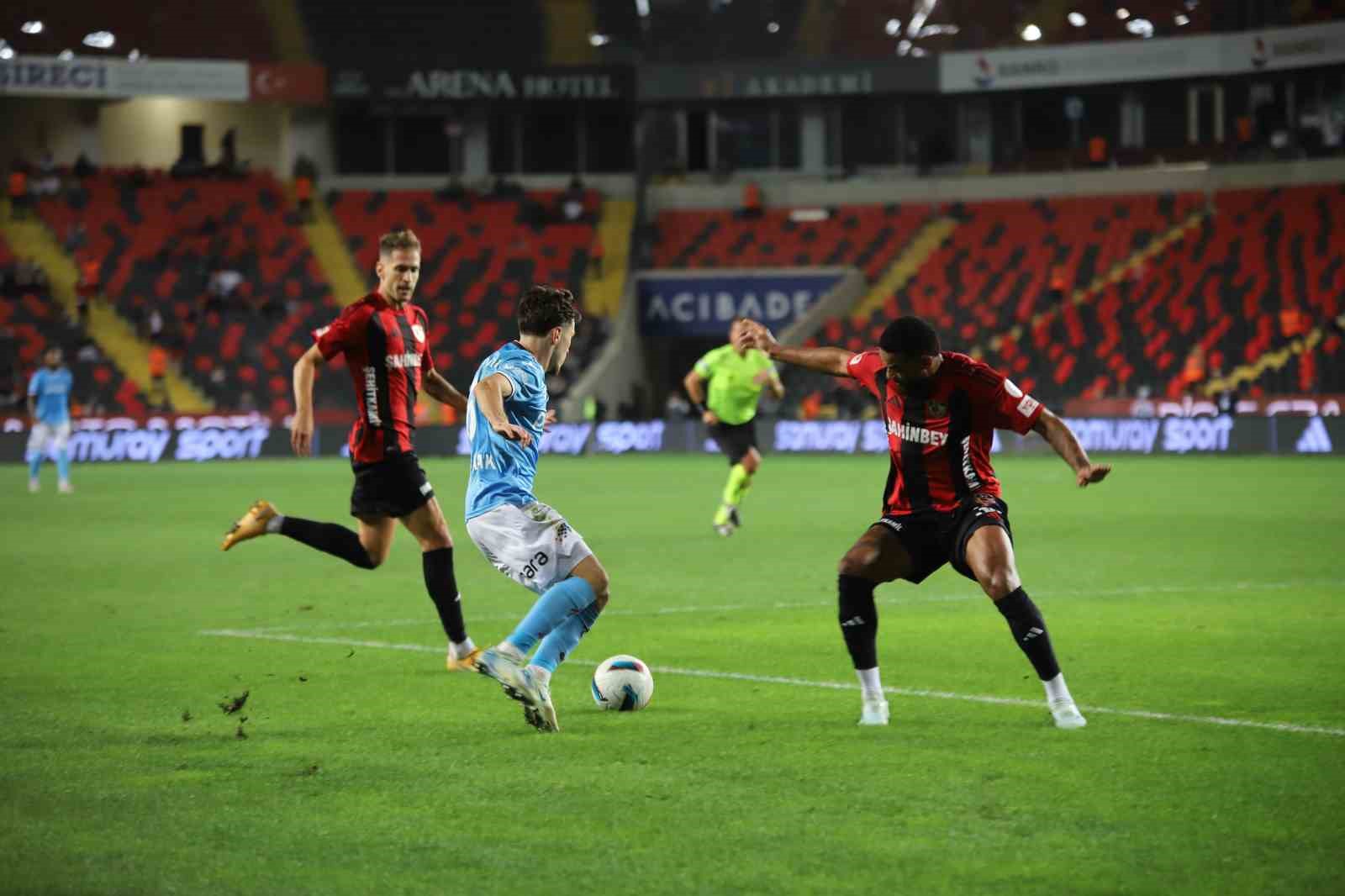 Trendyol Süper Lig: Gaziantep FK: 0 - Trabzonspor: 0 (İlk yarı)
