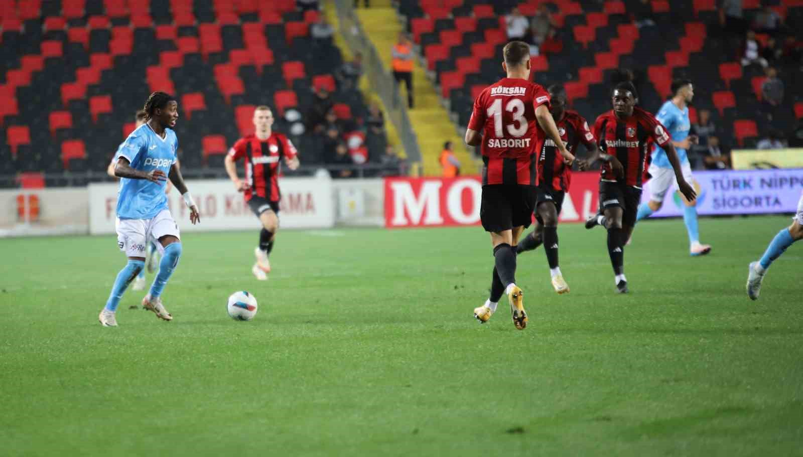 Trendyol Süper Lig: Gaziantep FK: 0 - Trabzonspor: 0 (İlk yarı)
