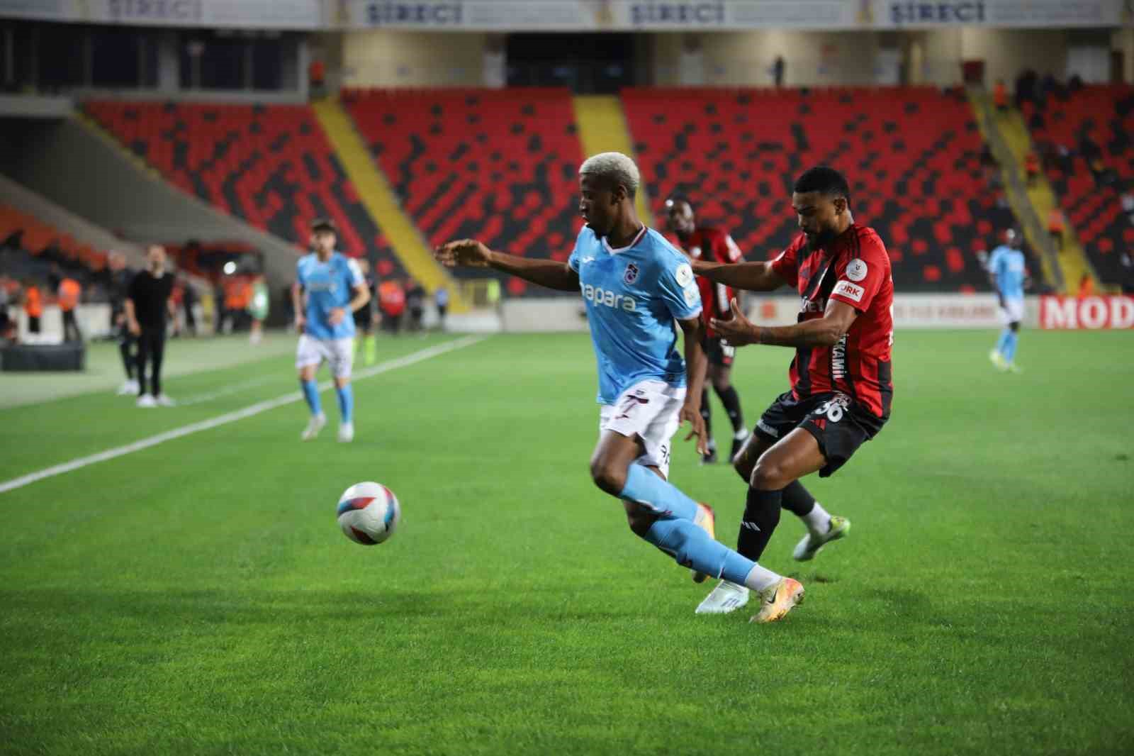 Trendyol Süper Lig: Gaziantep FK: 0 - Trabzonspor: 0 (İlk yarı)
