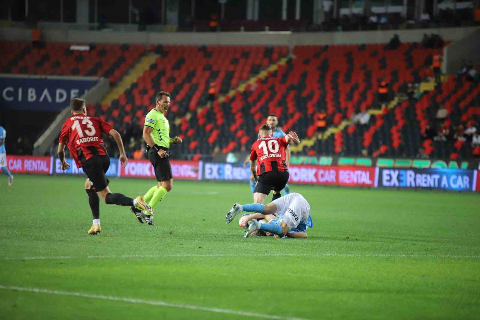 Trendyol Süper Lig: Gaziantep FK: 0 - Trabzonspor: 0 (İlk yarı)
