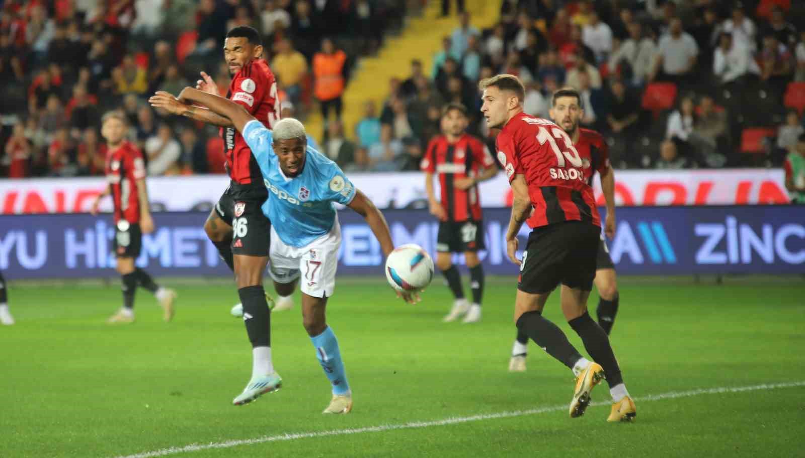 Trendyol Süper Lig: Gaziantep FK: 0 - Trabzonspor: 0 (İlk yarı)
