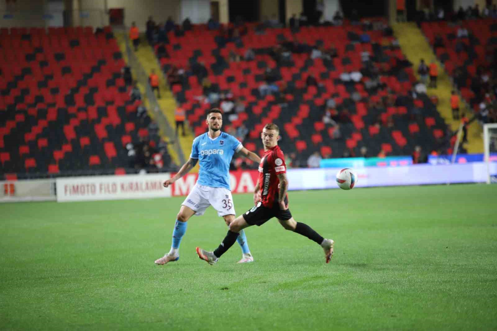 Trendyol Süper Lig: Gaziantep FK: 0 - Trabzonspor: 0 (İlk yarı)
