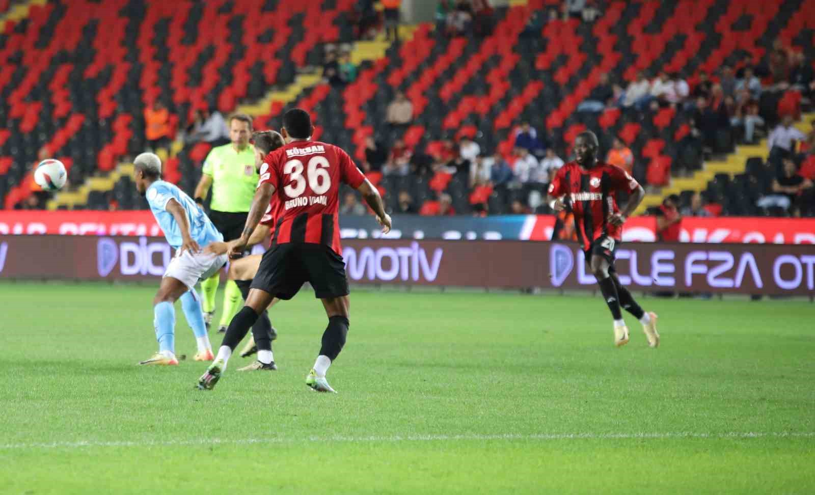 Trendyol Süper Lig: Gaziantep FK: 0 - Trabzonspor: 0 (İlk yarı)
