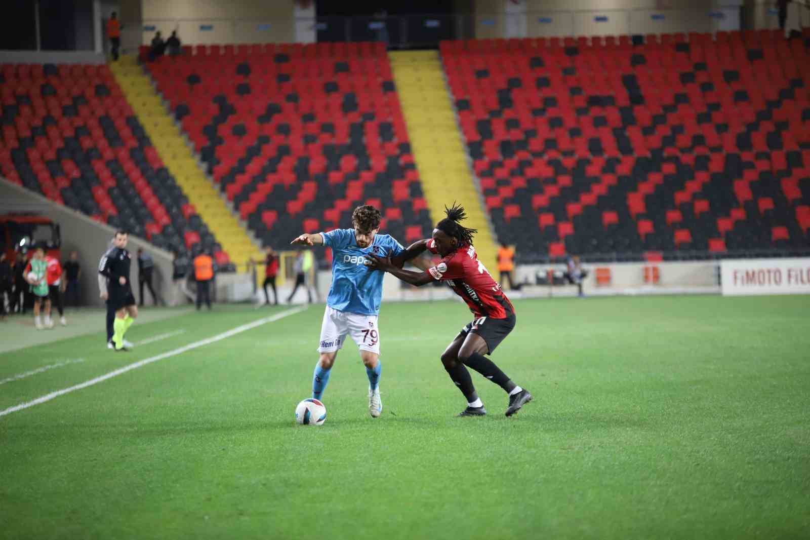 Trendyol Süper Lig: Gaziantep FK: 0 - Trabzonspor: 0 (İlk yarı)
