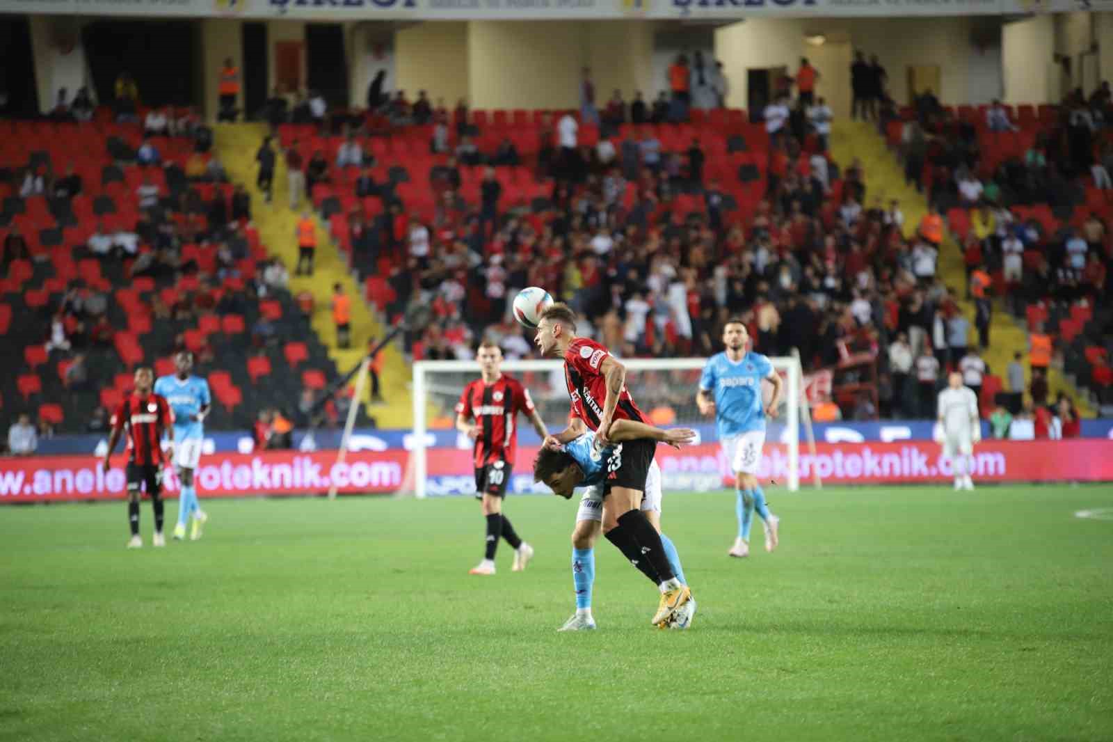 Trendyol Süper Lig: Gaziantep FK: 0 - Trabzonspor: 0 (İlk yarı)
