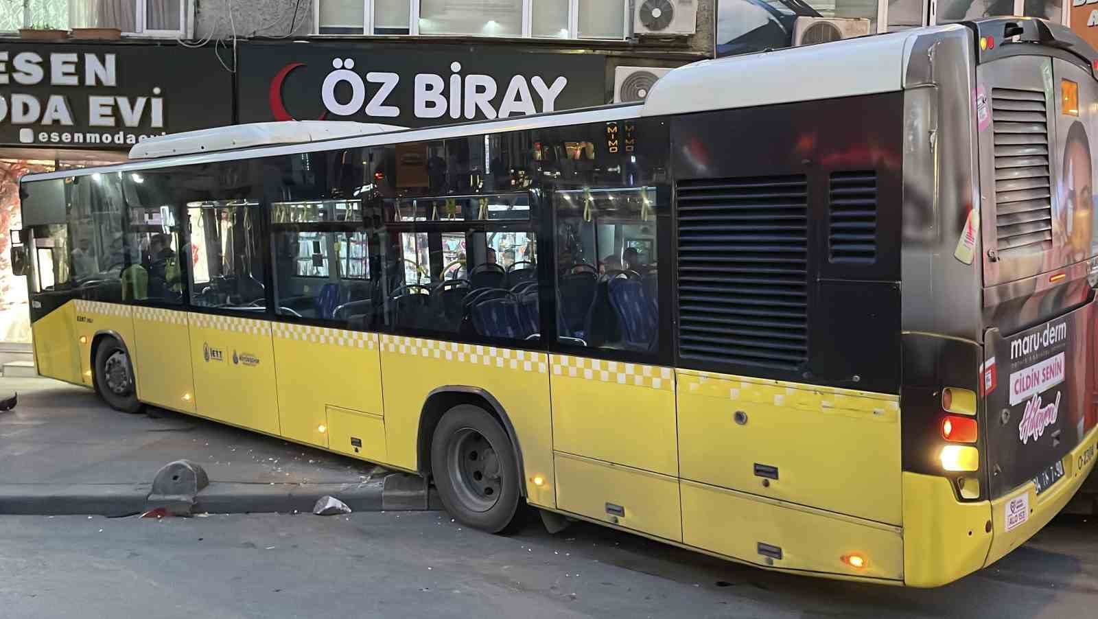 Kontrolden çıkan İETT otobüsü gelinlik mağazasına girdi
