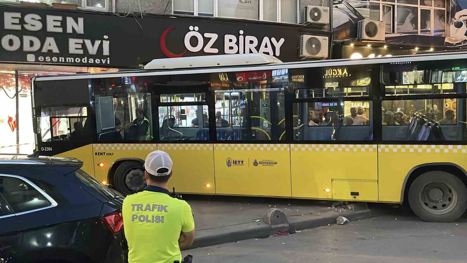 Kontrolden çıkan İETT otobüsü gelinlik mağazasına girdi
