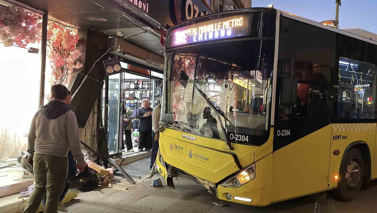 Kontrolden çıkan İETT otobüsü gelinlik mağazasına girdi
