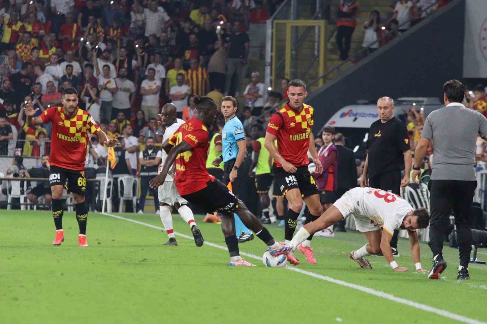 Trendyol Süper Lig: Göztepe: 2 - Kayserispor: 0 (İlk yarı)
