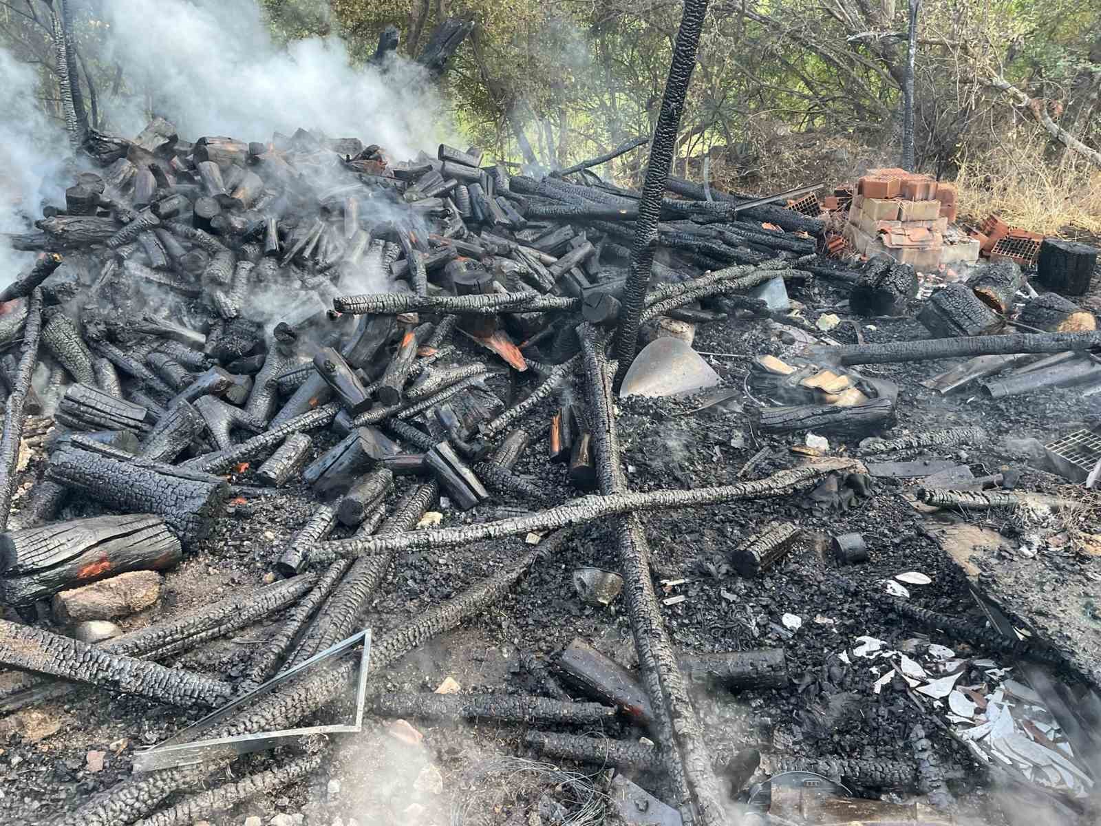 Depoda çıkan yangında tonlarca odun yandı
