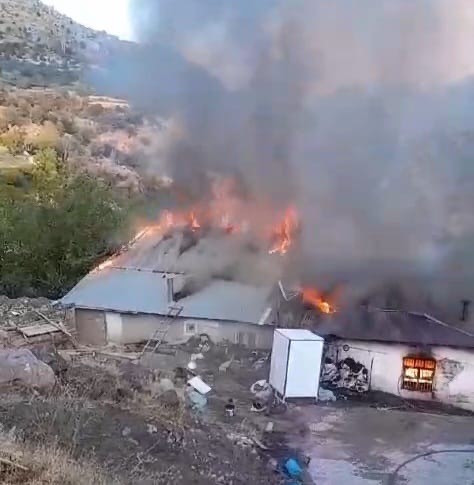 Adıyaman’da çıkan yangında iki ev küle döndü
