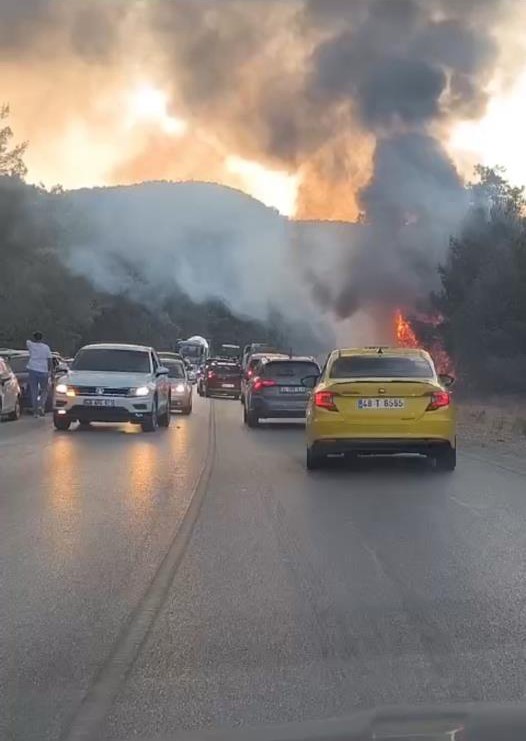 Bodrum’da motosikletle çarpışan araçta yangın çıktı: 1 ölü, 2 yaralı
