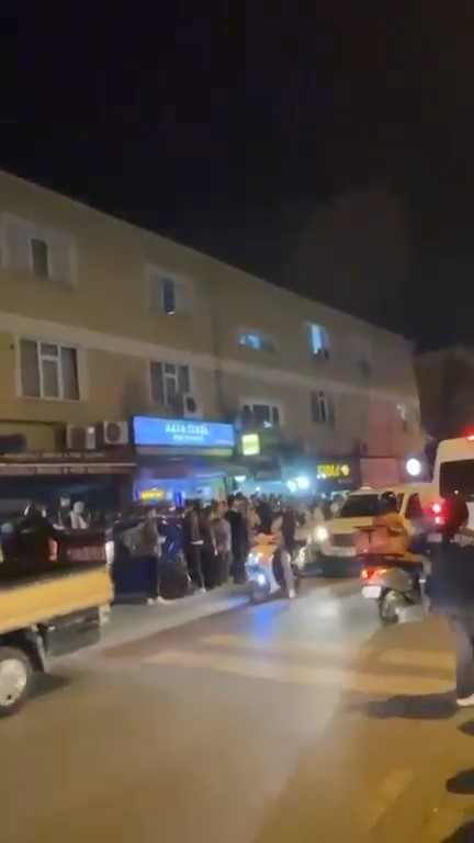 Ümraniye’de vatandaşlar Şeyda Yılmaz’ın şehit edildiği yere karanfiller bıraktı
