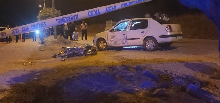 Otomobille çarpışan motosikletteki 1 kişi öldü, 1 kişi ağır yaralandı
