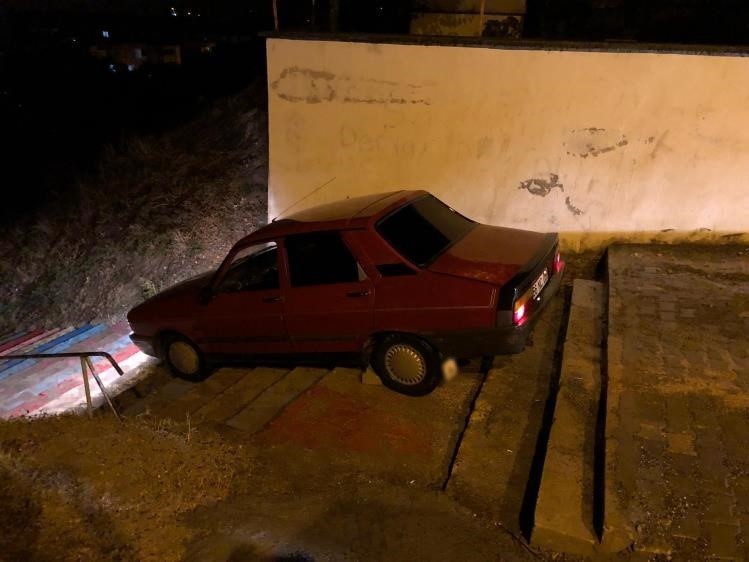 Amasya’da trafiğe kapalı alana giren alkollü sürücünün otomobili merdivende asılı kaldı
