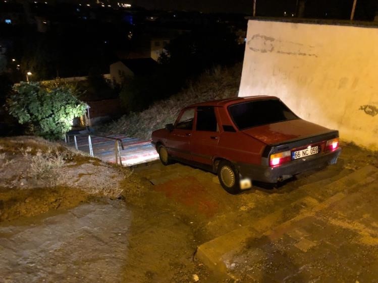 Amasya’da trafiğe kapalı alana giren alkollü sürücünün otomobili merdivende asılı kaldı
