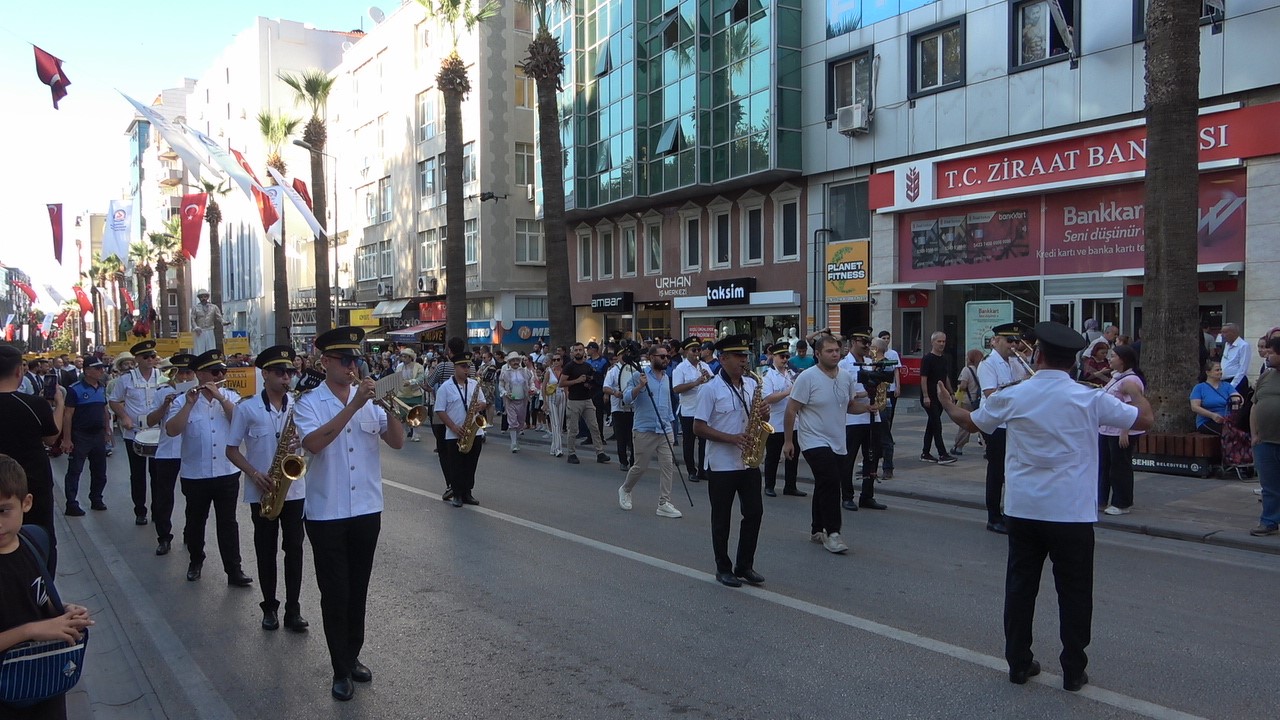 Denizli Uluslararası Tiyatro Festivali kortej ile başladı
