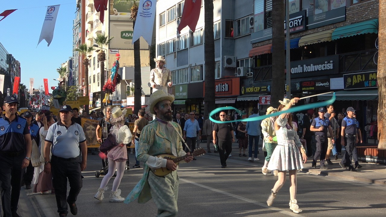 Denizli Uluslararası Tiyatro Festivali kortej ile başladı
