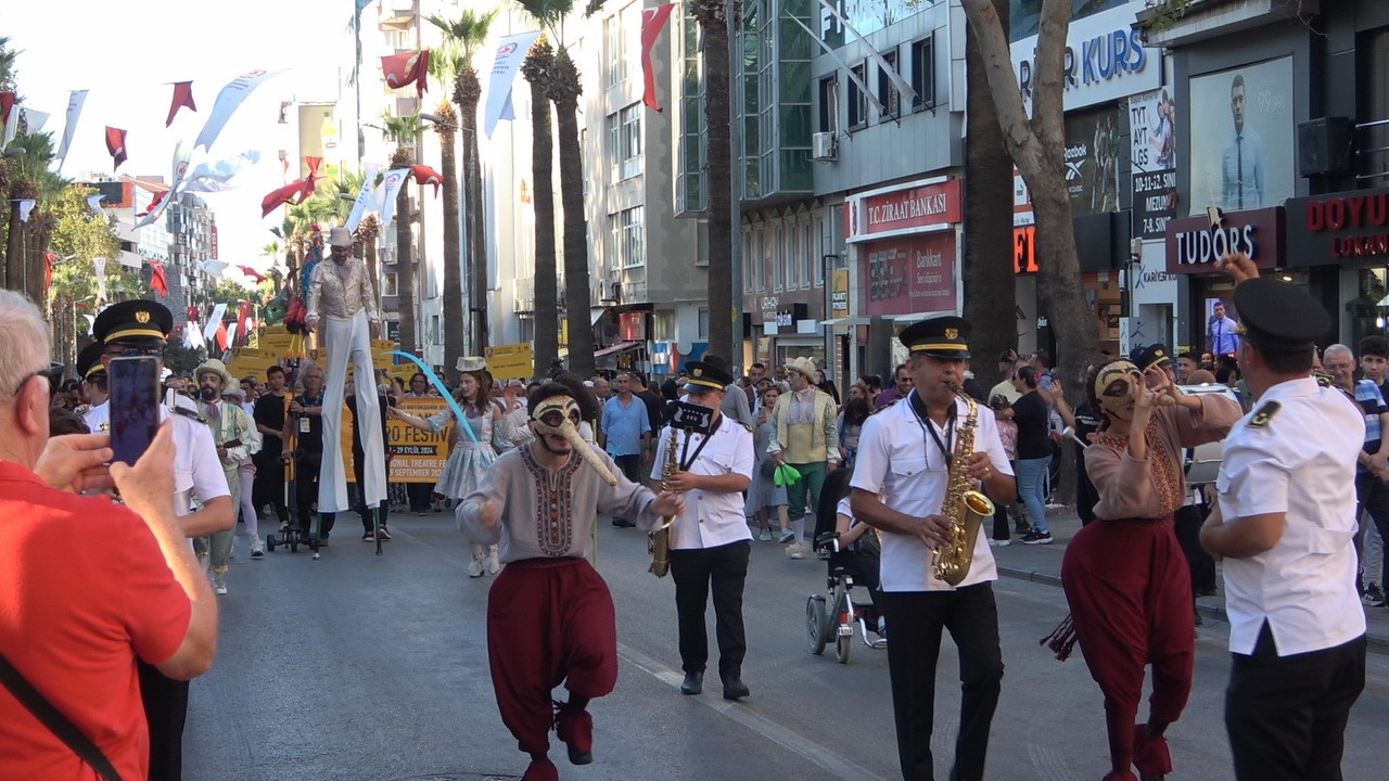 Denizli Uluslararası Tiyatro Festivali kortej ile başladı
