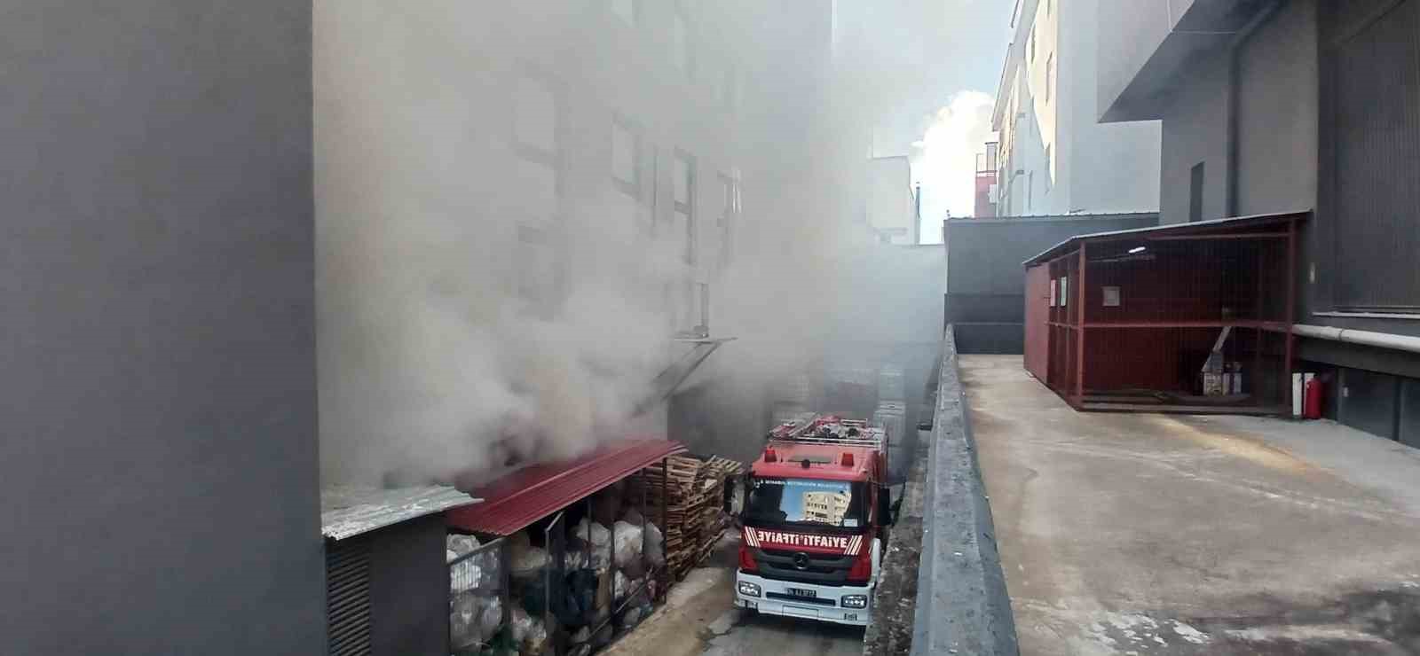 Beylikdüzü’nde kimya fabrikasında korkutan yangın
